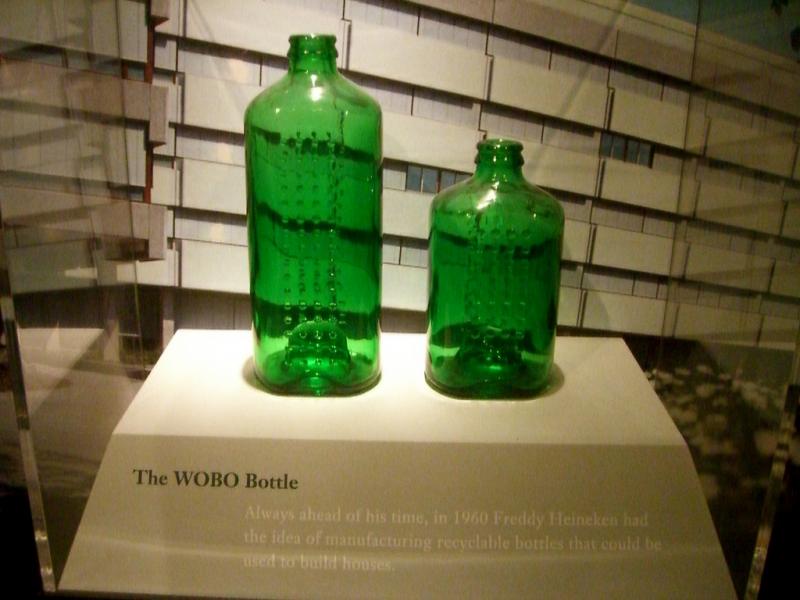 Quando le bottiglie Heineken erano quadrate e servivano per costruire case.